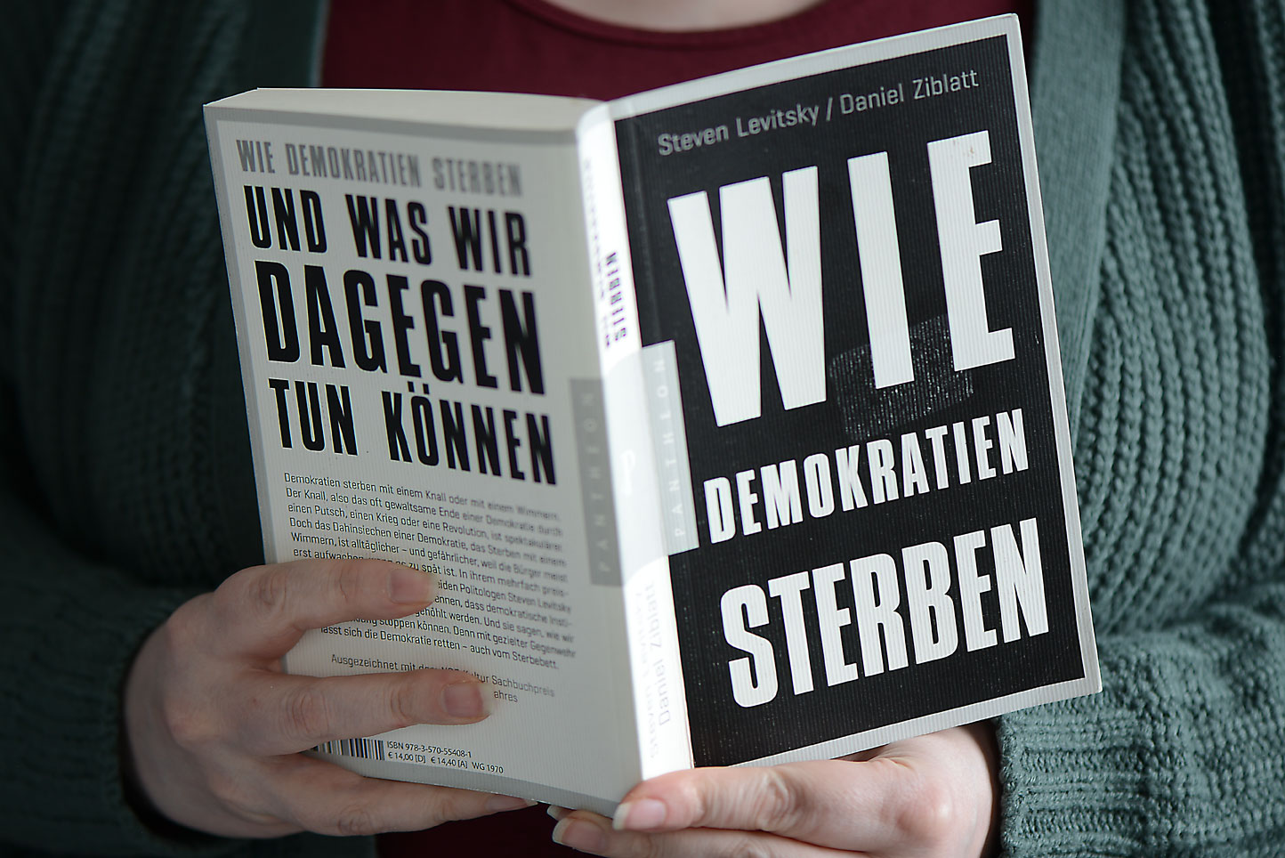 Auf dem Foto zu sehen: Buchcover "wie Demokratien sterben" von Steven Levitsky und Daniel Ziblatt