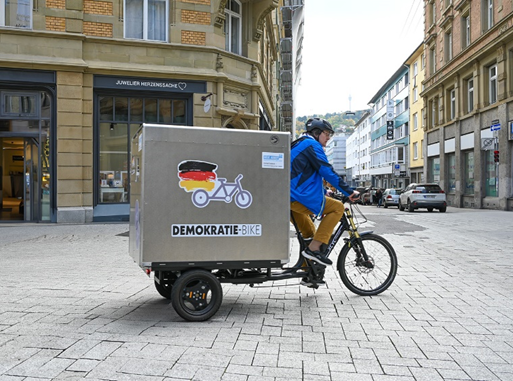 Das_Demokratie-Bike_der_Neuen_Arbeit_-_zwei_Jahre_intensiv_gesellschaftlich_und_politisch_engagiert.png