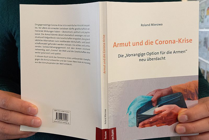 Auf dem Foto zu sehen: Buchcover "Armut und die Corona-Krise" von Roland Mierzwa