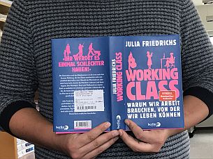 Auf dem Foto zu sehen: Buchcover "Working Class" von Julia Friedrichs
