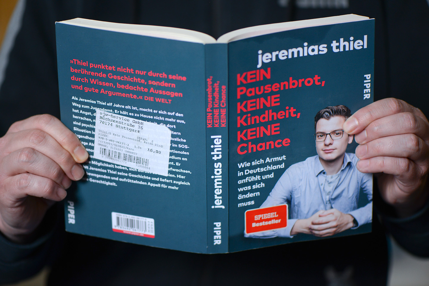 Auf dem Foto zu sehen: Buchcover "Kein Pausenbrot Keine Kindheit Keine Chance" von Jeremias Thiel
