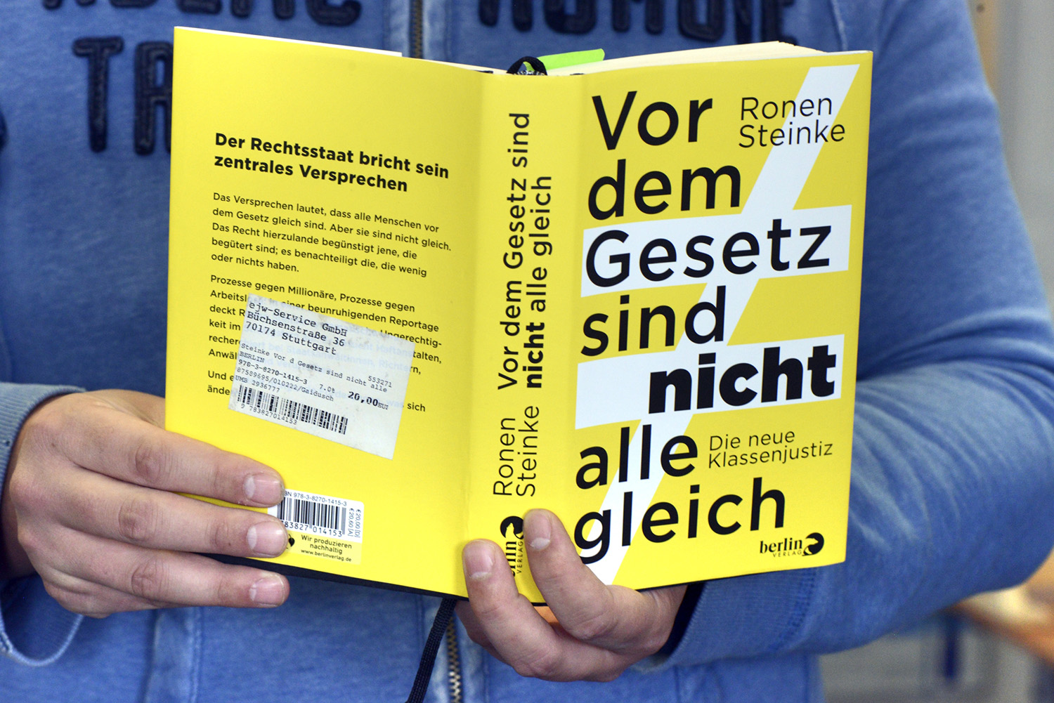 Auf dem Foto zu sehen: Buchcover "Die Demokratie braucht uns!" von Claudine Nierth