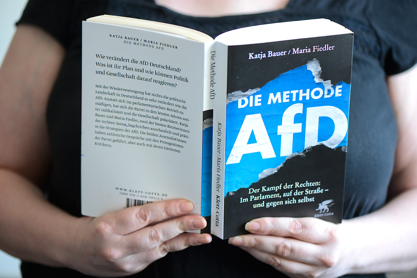 Auf dem Foto zu sehen: Buchcover "Die Methode AfD" von Katja Bauer und Maria Fiedler