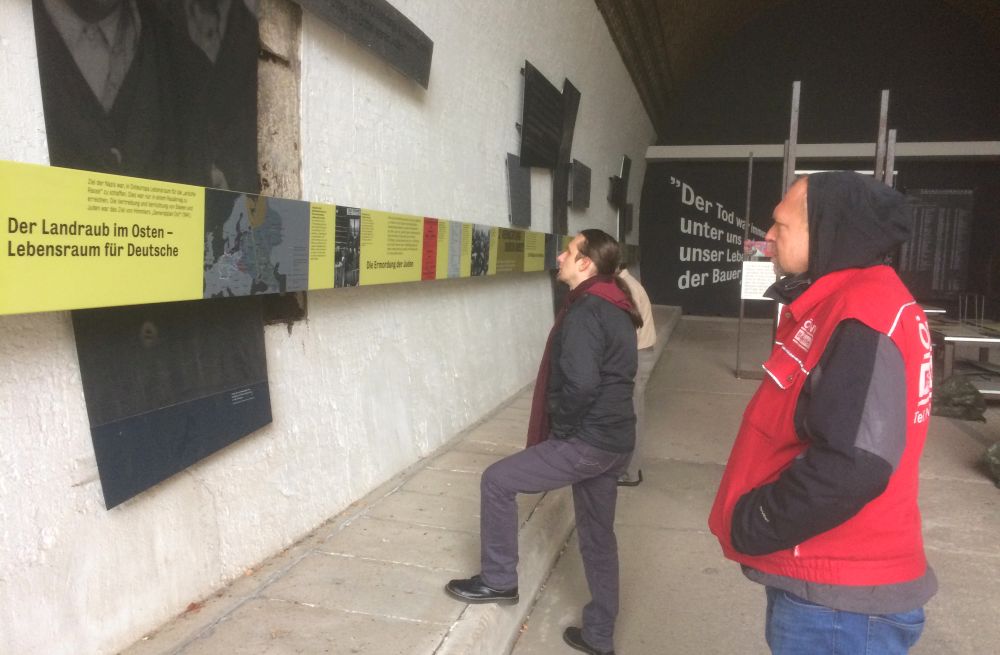 Demokratiebegleiter suchen die NS-Gedenkstätte in Leonberg auf